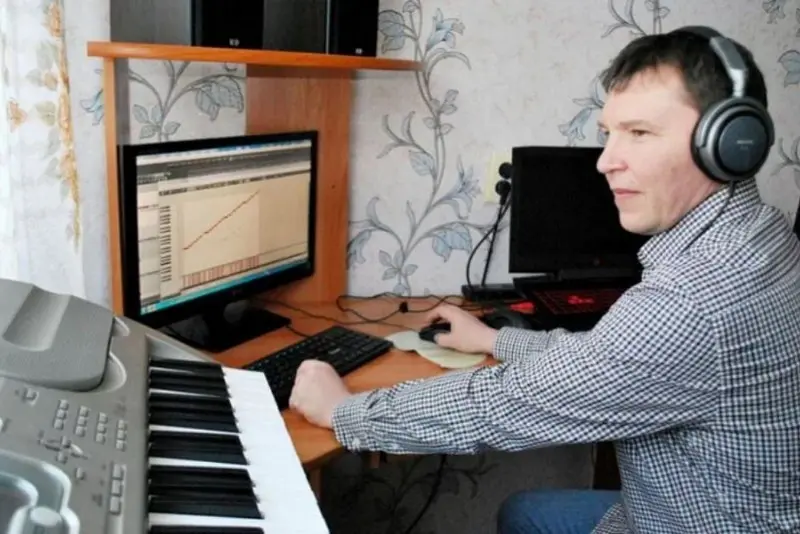 Семёнов Виталий работает над новой песней