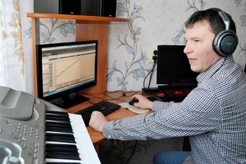 Semenov Vitaly is working on a new song in his home studio