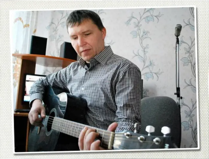 Автор песен Семёнов Виталий с гитарой