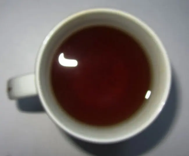 В стакане завареный зеленый чай Полет Дракона и его цвет