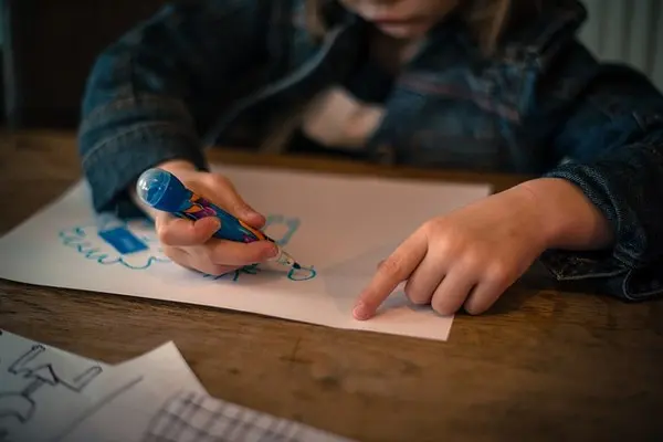 Ребёнок рисует картину