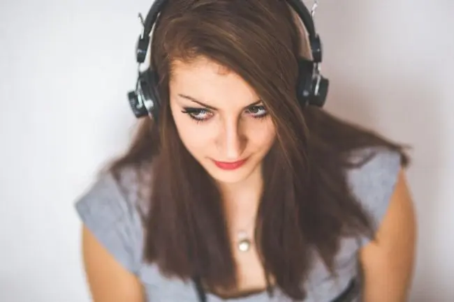 Девушка в наушниках слушает хорошую музыку