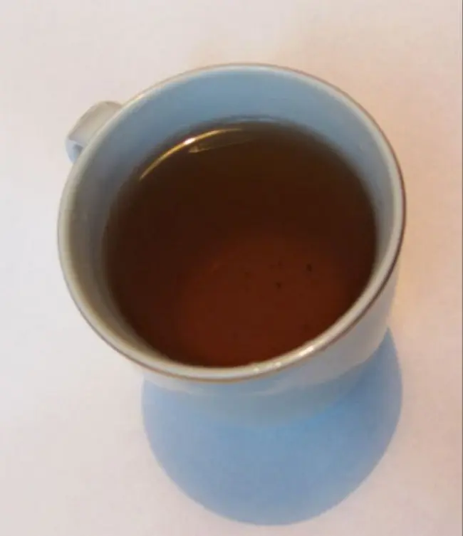 Стакан заваренного чая для чаепития