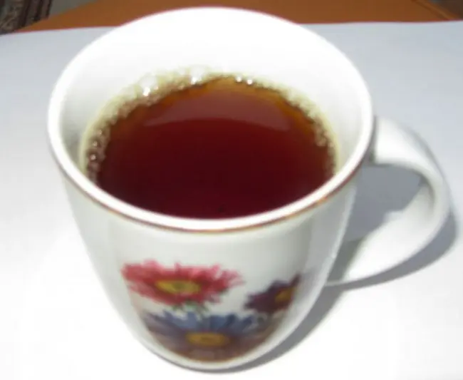 Стакан чая темного цвета готовый для питья